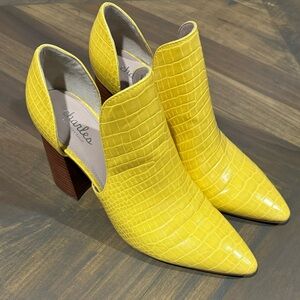 Charles by Charles David Varro Bootie yellow croc leather- Size 9 1/2